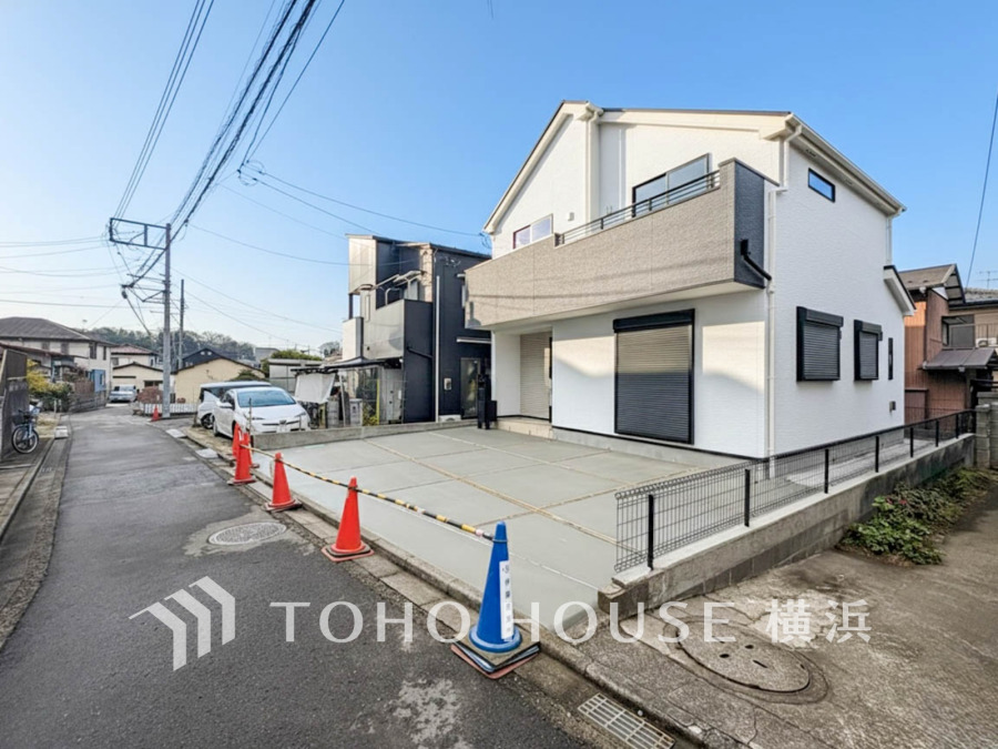 開放的で陽当たり良好な新築住宅。駐車スペースも広く、閑静な住宅街に立地しています。