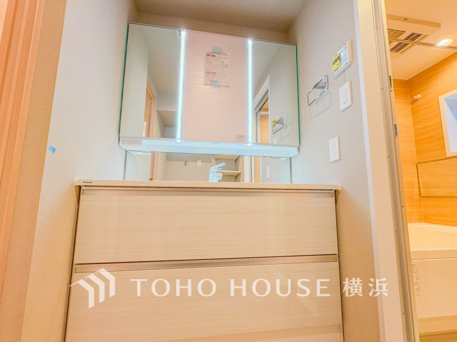 清潔感のあるプライベート空間は、身だしなみチェックや肌のお手入れに最適です。収納もあり、スッキリと見映えの良い空間に拵えました。時間に余裕とゆとりを持たせます。