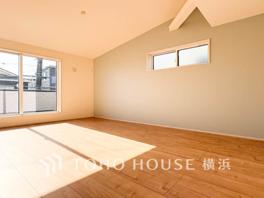 採光もアクセントの一つとして。プライベートルームにはやさしい光が射し込んでいて、この明るい好みの空間で読書をしたり、音楽を聞いたりと一人の時間も充実したものにできます。