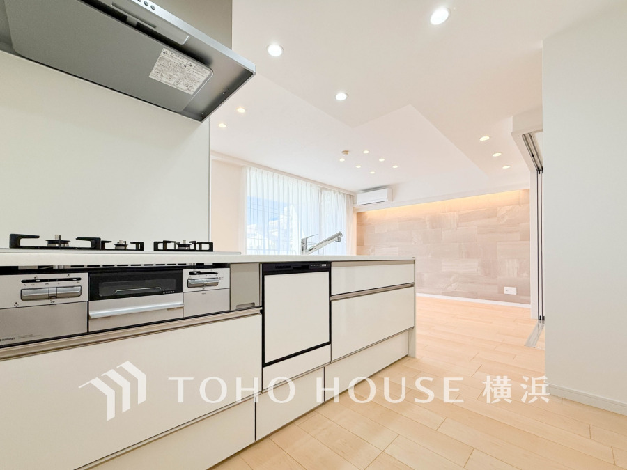 明るく開放的なキッチンからリビングが見渡せ、家族との会話も弾む快適な空間です。