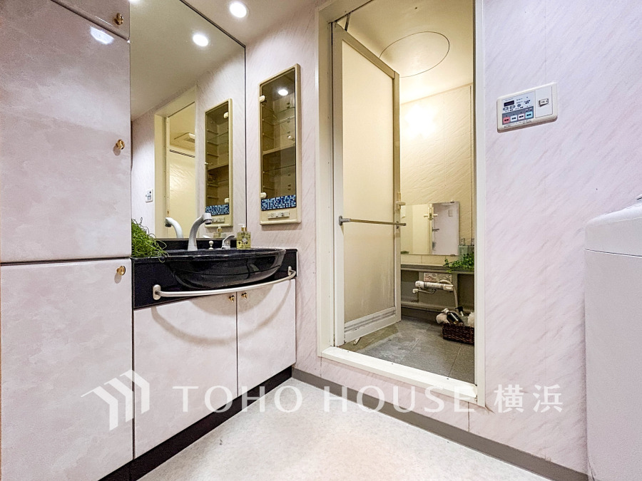 ご家族の1日が始まり、1日の終わりを締めくくる洗面空間。洗濯機を配置しても十分なスペースを確保した設計となっております。