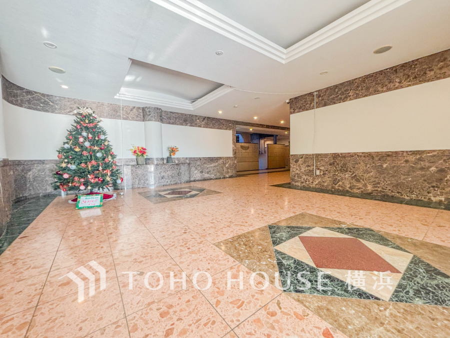 上品で清潔感があるエントランスは住人やゲストを迎え入れ、そして送り出す場にふさわしい上質な空間です。プライベート感が高まるシックな装いのエントランス。