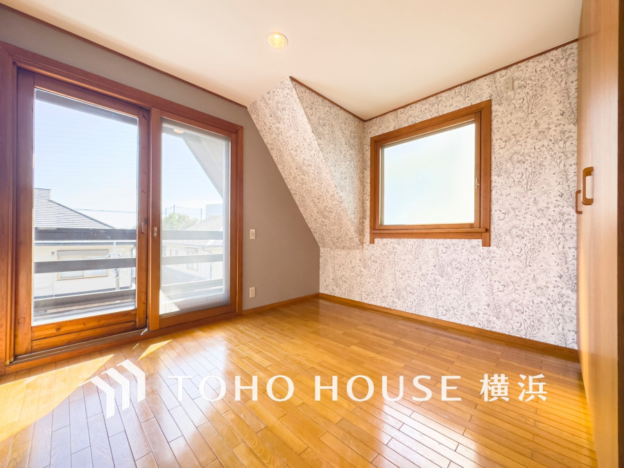 バルコニーに面した明るい洋室。穏やかな陽射しが、ゆったりとした寛ぎの時間を包みます。
