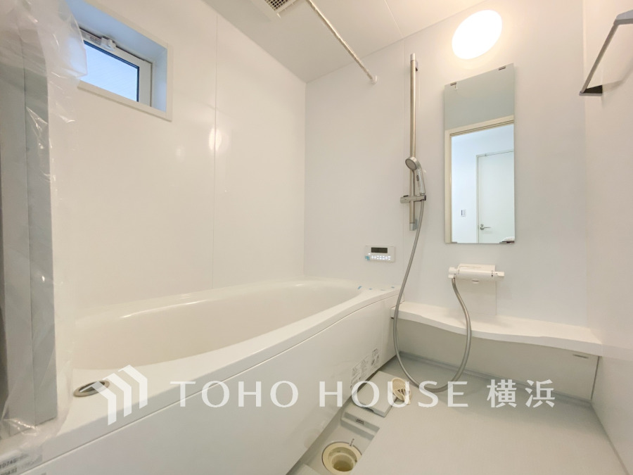 ◆質感が奏でる時間◆輝きが美しいホワイトカラーのパネルと流麗なデザインの浴槽が醸しだす高級感を感じる浴室、快適・清潔な空間で心も体もオフになる時間を。