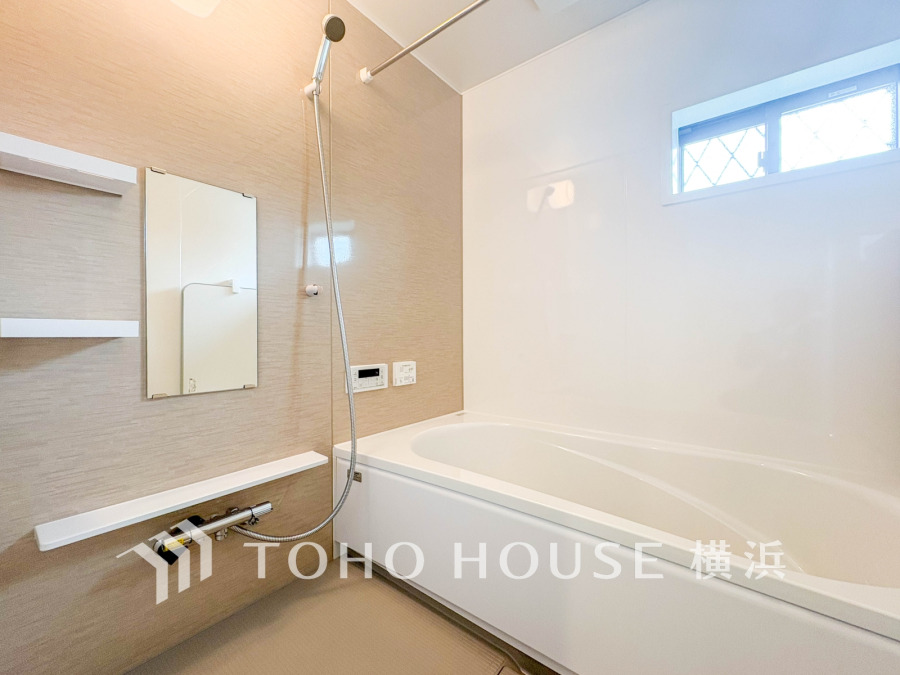 上質が感じられるカラーリングで、清潔な空間美を実現。一日の疲れが癒される優雅なバスタイムを堪能できるゆとりあるバスルームです。