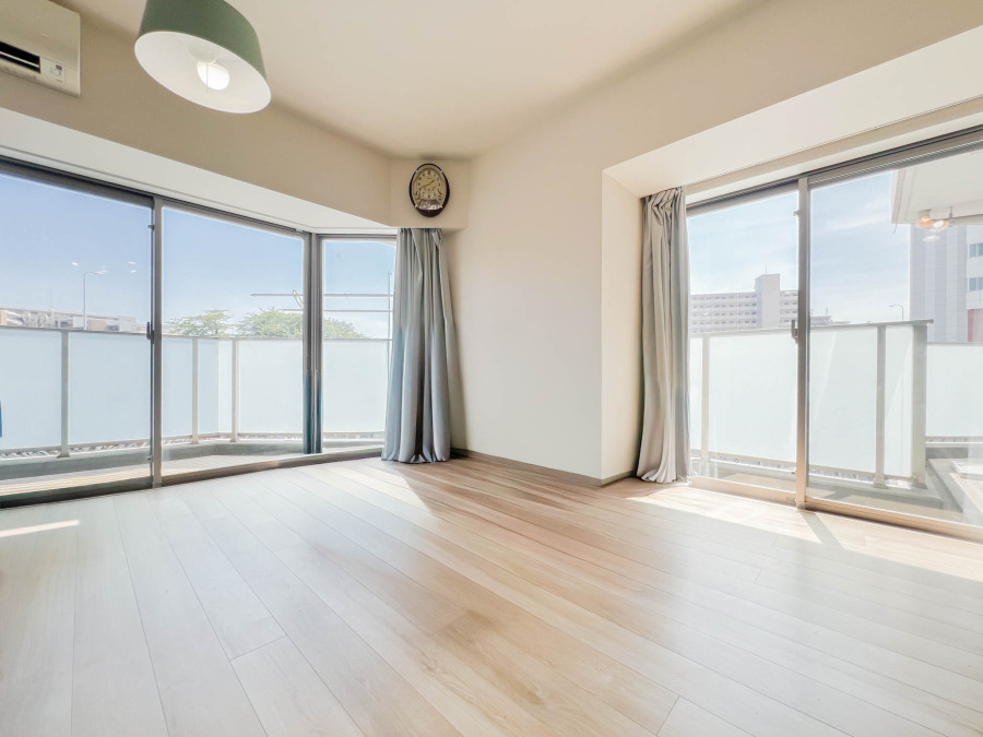 豊かな光が床材を照らしだすひと時、この場所には落ち着きと上質な空気感が流れます。ご家族やお友達との時間など、多くの時を刻む空間。何気なく過ぎる時でさえも上質なひと時となる快適な空間を目指して。