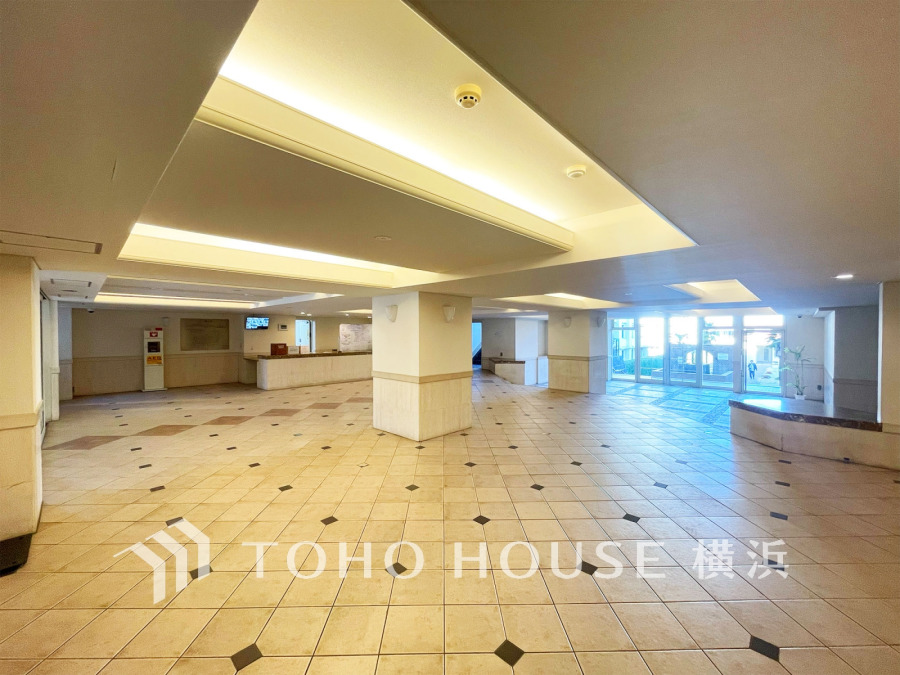 広々としたエントランススペース。柔らかな光溢れる開放的な空間です。
