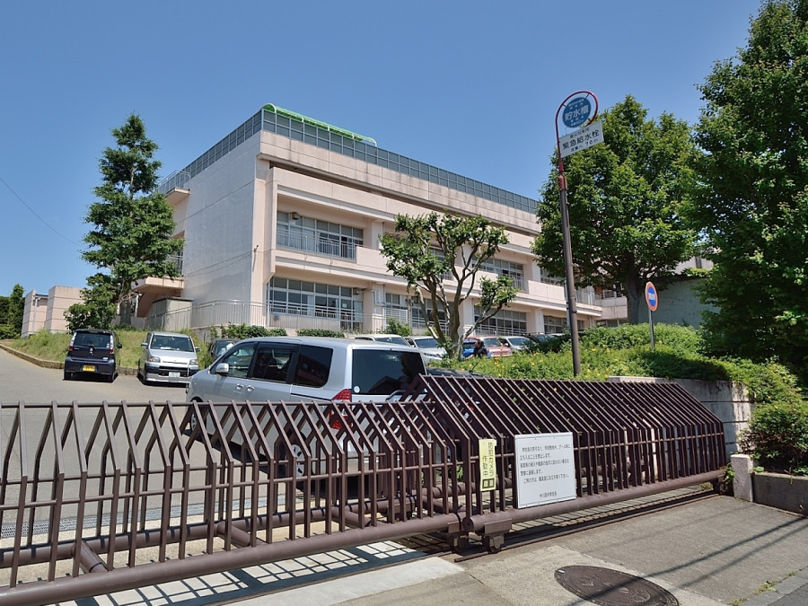 横浜市立中川西中学校　約800ｍ
