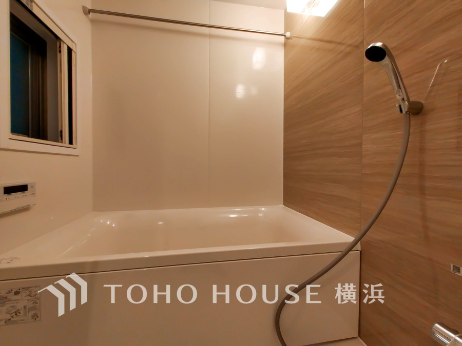 上質が感じられる質感とカラーリングで、清潔な空間美を実現。一日の疲れが癒される優雅なバスタイムを堪能できるゆとりあるバスルームです。