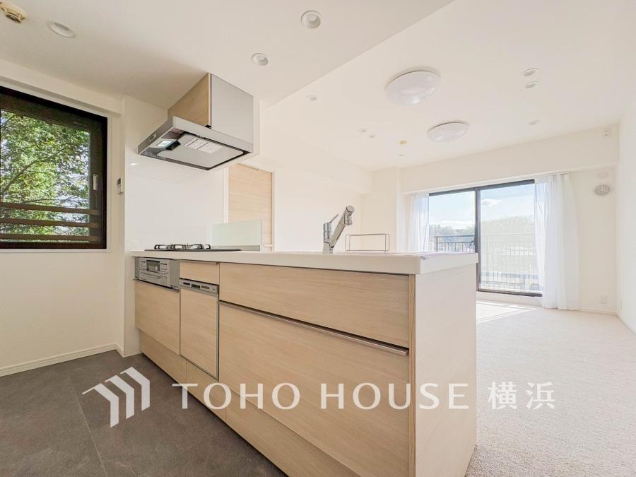 使い勝手の良い設備のキッチンで効率よくお料理もできます。食する料理に家族が舌鼓を打ち自然と笑いが絶えない空気感がそこに広がります。自慢の腕をふるってください。