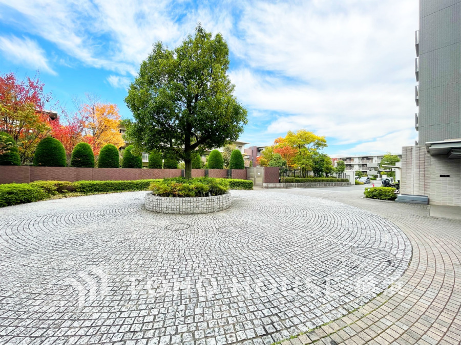 美しくデザインされたエクステリアで演出された緑豊かな空間。