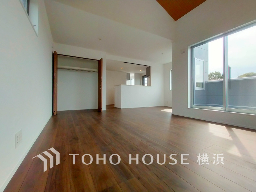 明るい光が差し込む広々としたリビング。収納付きで使い勝手の良い空間設計が魅力です。