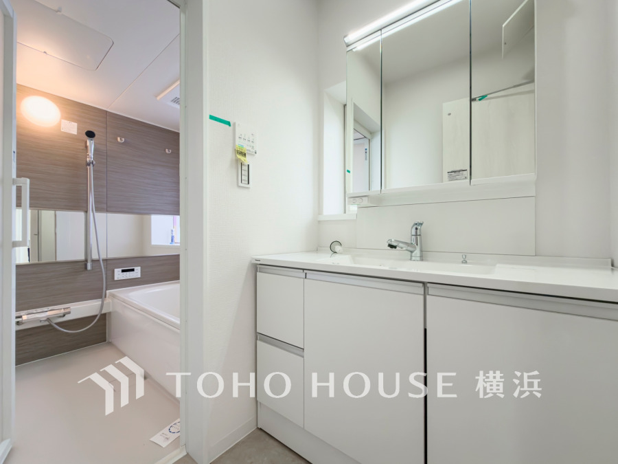 清潔感と落ち着きのあるカラーでコーディネートされた洗面＆バスルーム。多彩な機能が備えられたリフレッシュ空間です。
