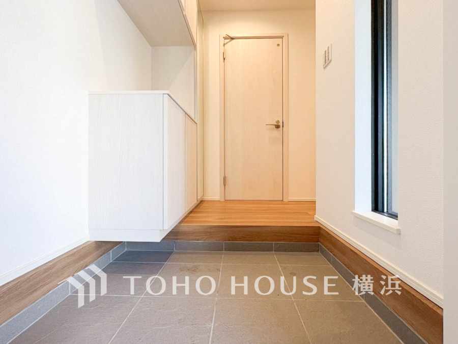 清潔感溢れる玄関がお出迎えする本邸宅の物語は、ここから始まる日常を期待させます。この場所には「希望」と「優越」で包み込んでくれる「特別」な空間があります。