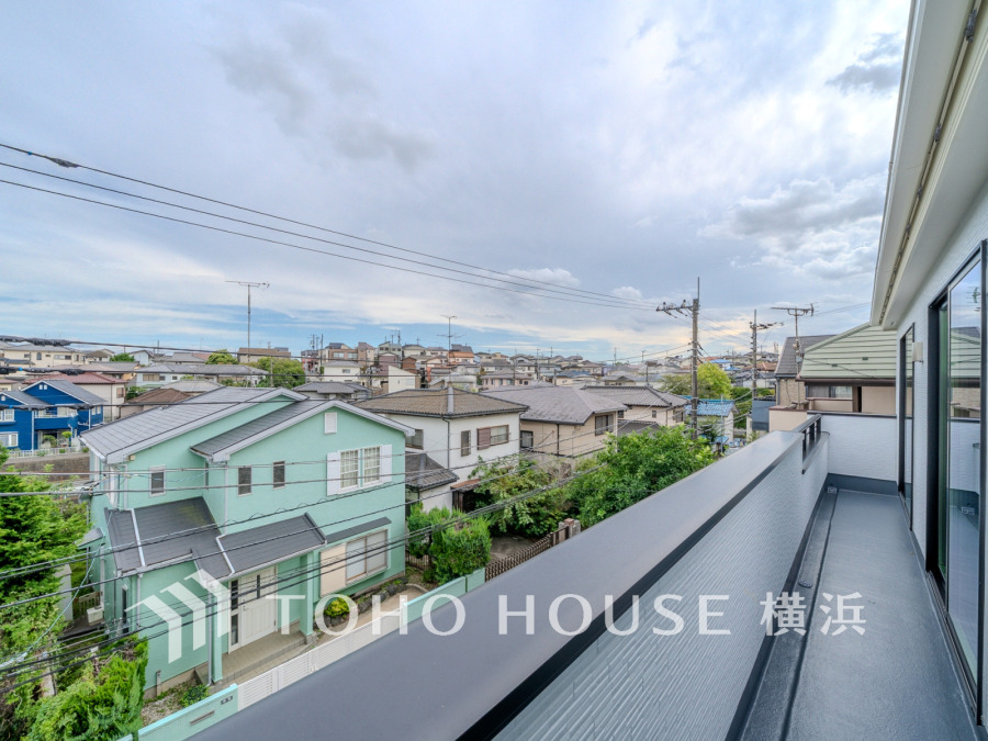 南東向きの明るいバルコニーは広々ワイドスパンで室内にたっぷりと光を取り込みます。
