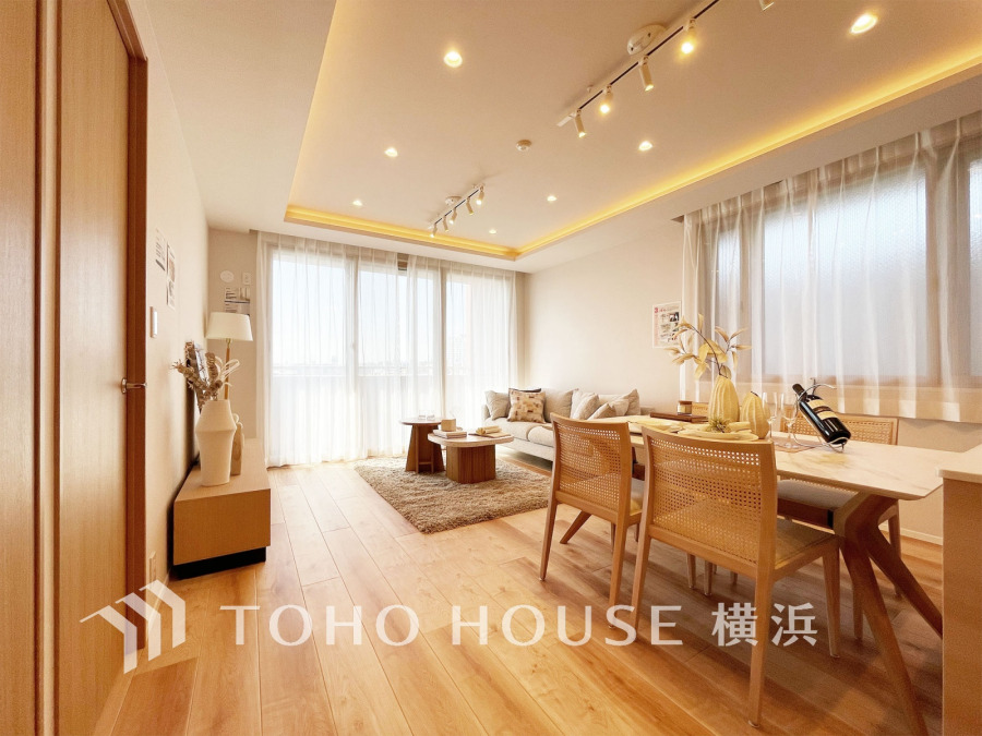 豊かな光が床材を照らしだすひと時、この場所には落ち着きと上質な空気感が流れます。ご家族やお友達との時間など、多くの時を刻む空間。何気なく過ぎる時でさえも上質なひと時となる快適な空間を目指して。