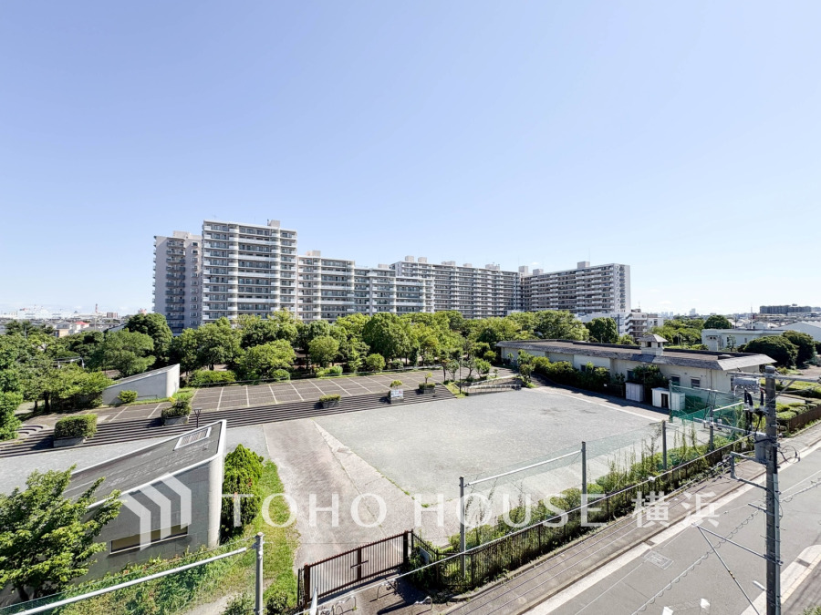 開放感があり、遮るものもなく気持ちのいい景色が広がります。お部屋にも爽やかな風と暖かく柔らかな日差しが差し込み、毎日の暮らしを豊かに彩ります。