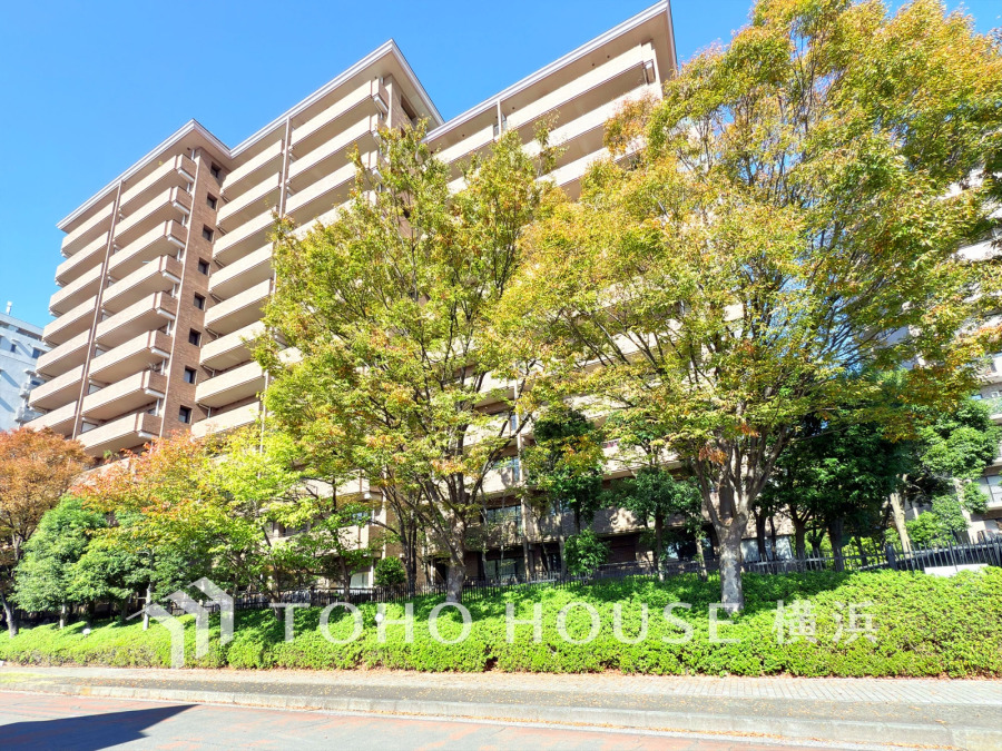 住みやすさとステータスを兼ね備えた本牧エリアのお住まい。豊富な植栽を配し、緑に包まれたライフステージです。