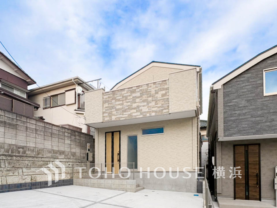 洗練されたデザインの外観が目を引く新築戸建て。広々とした駐車スペースは、お子様との外出にも便利で、家族の笑顔を育む住まいです。