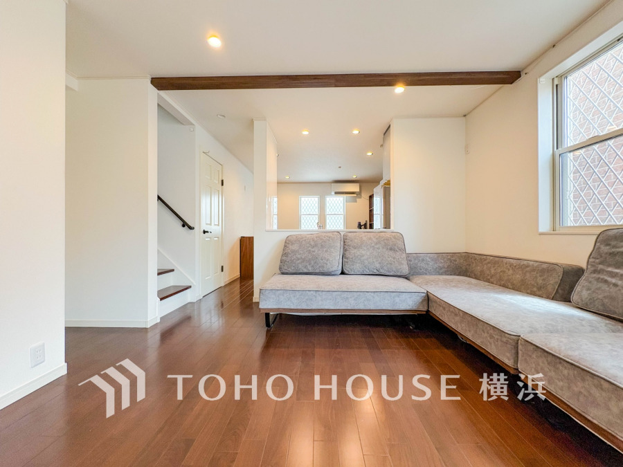 ここにはみんなが集い、食事と楽しい会話が始まる。話に夢中になりすぎて、ついつい時を忘れてしまう。そんな束の間の幸せを感じさせてくれる場所。