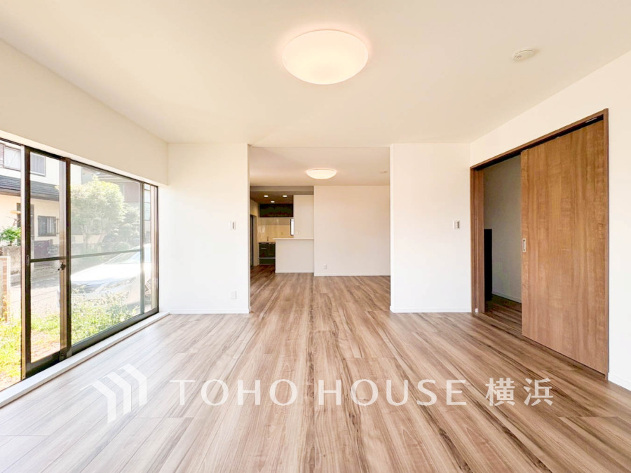 光と風が溢れる開放的なリビングダイニングには自然と家族みんなが集まってきます。明るく穏やかな空気の中で飲んだり、食べたり、笑ったり。