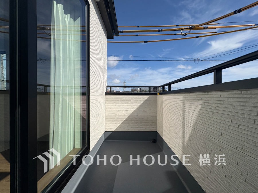 たっぷりの陽光が差し込む南向きのバルコニー。周辺には陽射しを遮る高い建物がなく、太陽の恵みを存分に享受できます。爽やかな風と暖かな陽射しが紡ぐハーモニーが日々の暮らしのBGMに。