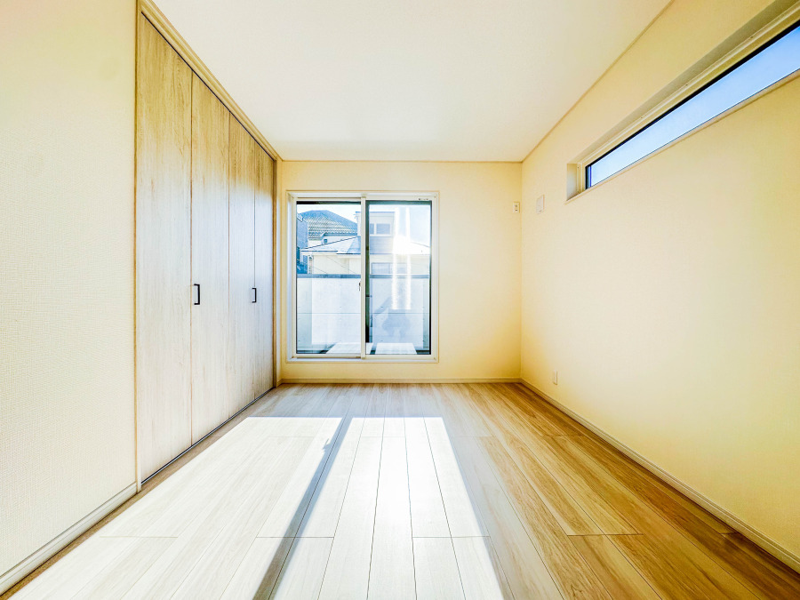 明るい自然光が差し込む、広々としたクローゼット付きのシンプルで使いやすい洋室です。