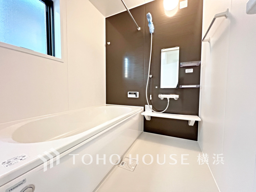 快適な使い心地とゆとりある空間が1日の疲れを解きほぐすバスルーム。空間も浴槽もゆったりのびのび使えるゆとり設計。広く感じるゆとり設計で快適なリラックスタイムを過ごせます。