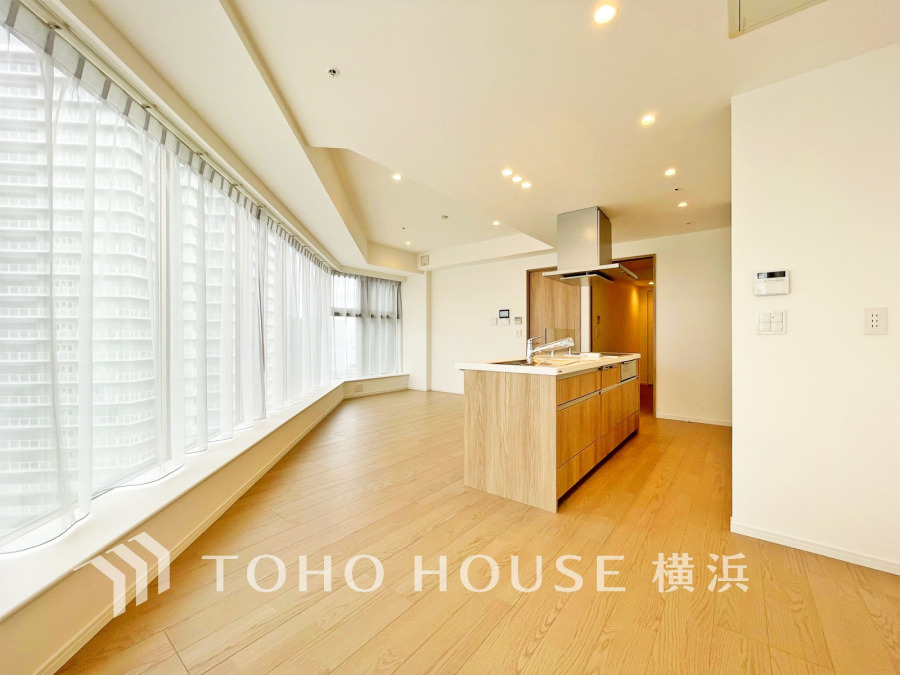 家族と過ごすひと時を溢れる光が優しく包み込むリビングダイニング。家族とともに、心穏やかに過ごすひととき。家族との時間、自分の時間を大切にできる空間がここにあります。