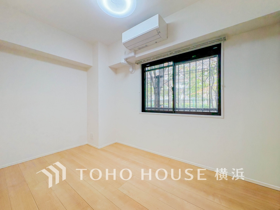 シンプルな内装と明るい空間で、自分らしい空間づくりを思い切り楽しめそうです。穏やかな陽射しが、ゆったりとした寛ぎの時間を包みます。