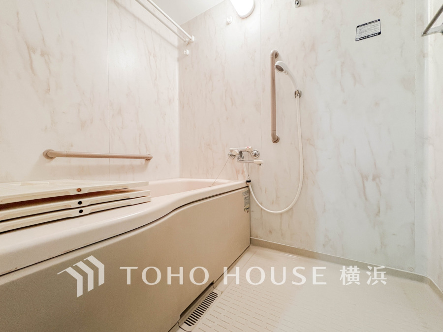 心地よいリラックスを叶える清潔感溢れる美しい空間。快適で機能的なバスルームです。
