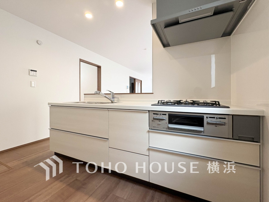 リビングダイニングとの一体感を感じられる対面式キッチン。ハイセンスな空間を豊かに表現する素敵なキッチンで快適にお料理をお楽しみください。