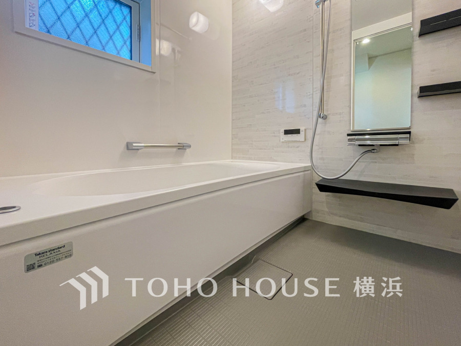 快適な使い心地とゆとりある空間が1日の疲れを解きほぐすバスルーム。空間も浴槽もゆったりのびのび使えるゆとり設計。広く感じるゆとり設計で快適なリラックスタイムを過ごせます。