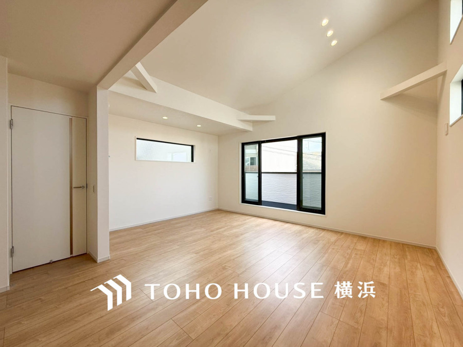 開放的な広さと３面採光がもたらす、光溢れ豊かな居住空間はこの住まいのクオリティを感じさせてくれます。豊かな時間が流れるこの場所に暮す喜び