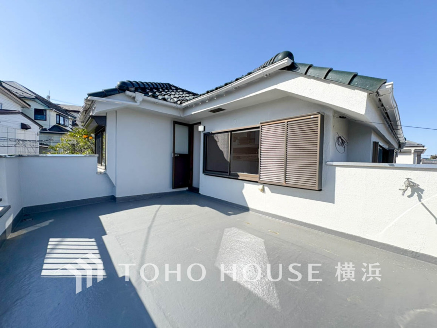 日当たり良好な広々としたルーフバルコニー。寛ぎのプライベート空間です。