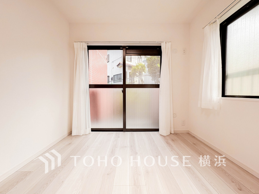 大きな窓からたっぷりと陽光が注がれる明るい空間。家族の成長に対応できる永住仕様の間取り。時を忘れて過ごす場所として過ごせるお部屋。