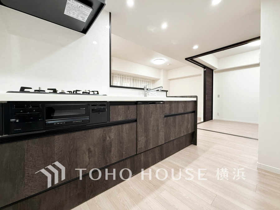 新規交換された清潔感溢れるシステムキッチン。リビングが見渡せる対面式キッチンです。
