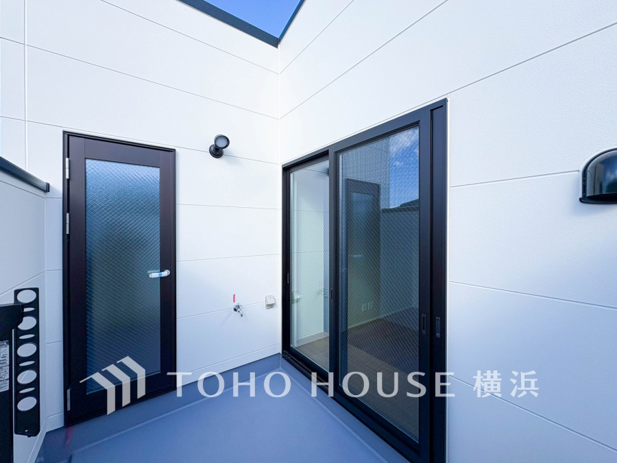 ずっと太陽を感じる事ができるのは、遮るものが視界に無いから。彼方に広がる風景が絵画のように広がります。