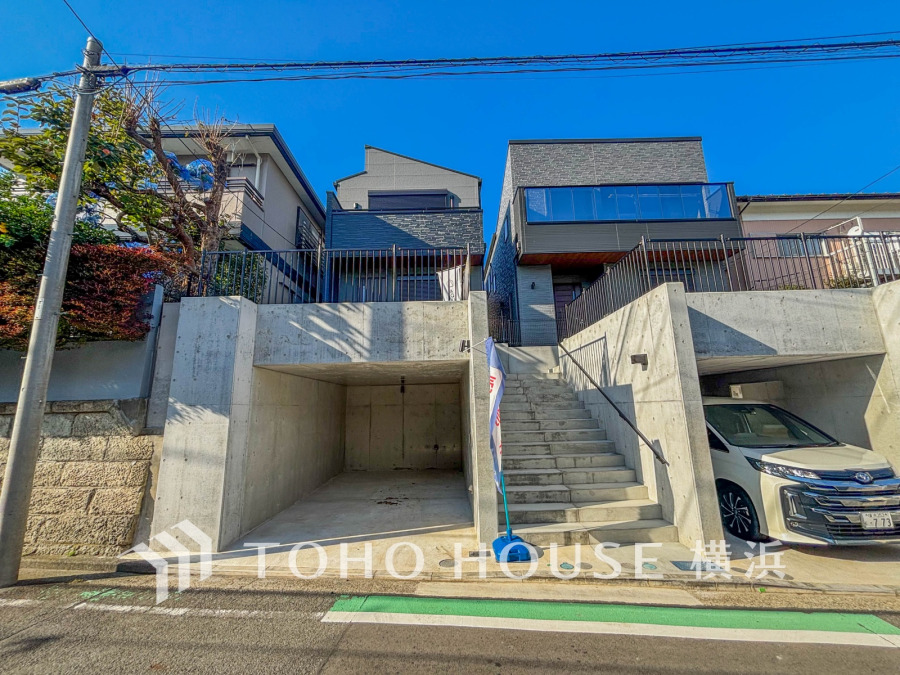 コンクリート造の地下ガレージ付きのモダンな外観です。