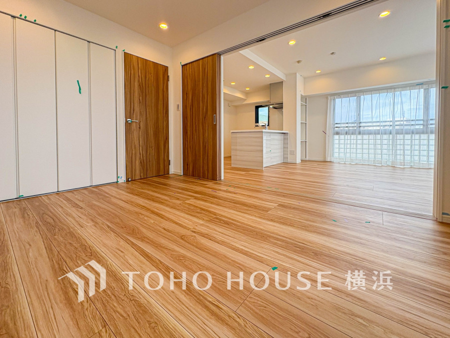 大きな窓からたっぷりと陽光が注がれる明るい空間。家族の成長に対応できる永住仕様の間取り。時を忘れて過ごす場所として過ごせるお部屋。