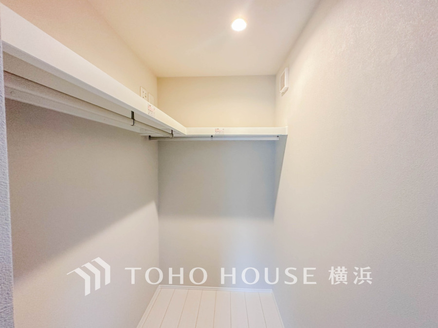 大切な衣類を機能的に収納できるウォークインクロゼット。ゴルフバッグやキャリーバッグなどもすっきりと片付けられます。高い収納率を実現する多彩な収納スペースを確保しました。