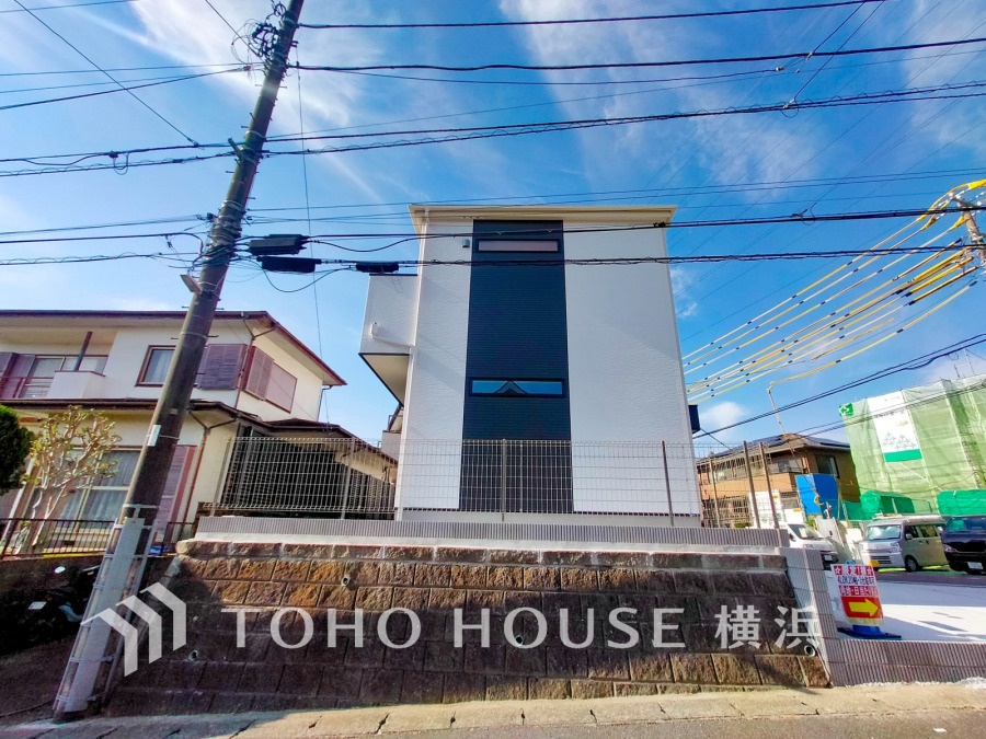 風を感じ青い空から太陽の恵みを感じる温もり溢れる佇まい。住む人を映し出す洗練された佇まいは、いつまでも輝き続けながらいつしか街の風景に溶け込んでいきます。