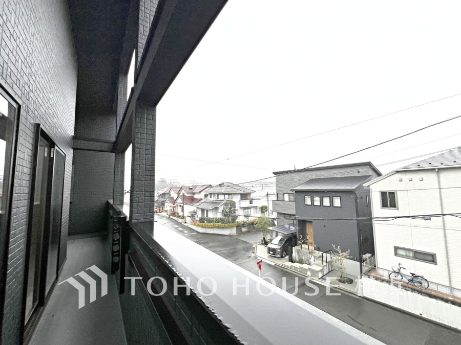 広いバルコニーは、暮らしの中での光と風を演出してくれています。見事なまでの開放的な空間をお楽しみください。