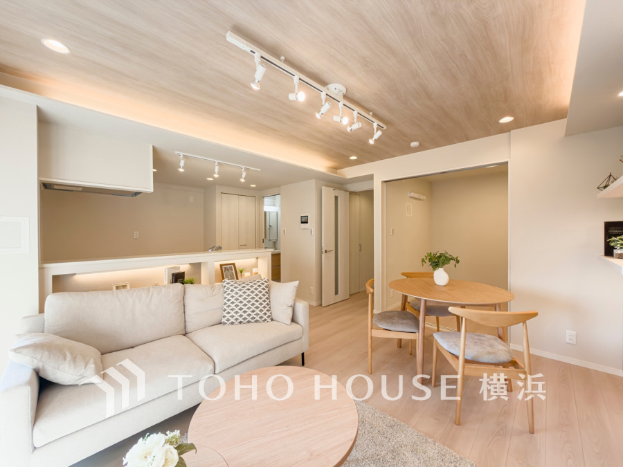 明るく開放的な空間が広がるLDK。室内には豊かな陽光が注ぎ込み、爽やかな住空間を演出。ホームパーティーでもゲストと一緒に料理を楽しみながら楽しい時間を過ごせそう。