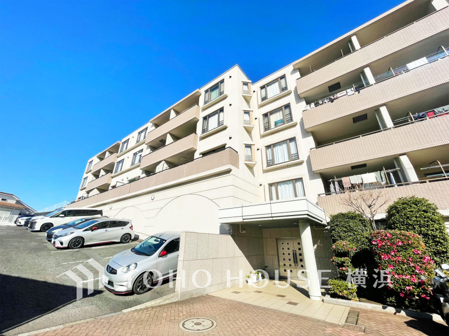 閑静な住宅街に佇む4階建ての低層マンション。豊かな陽当たりと静かな住環境が魅力です。