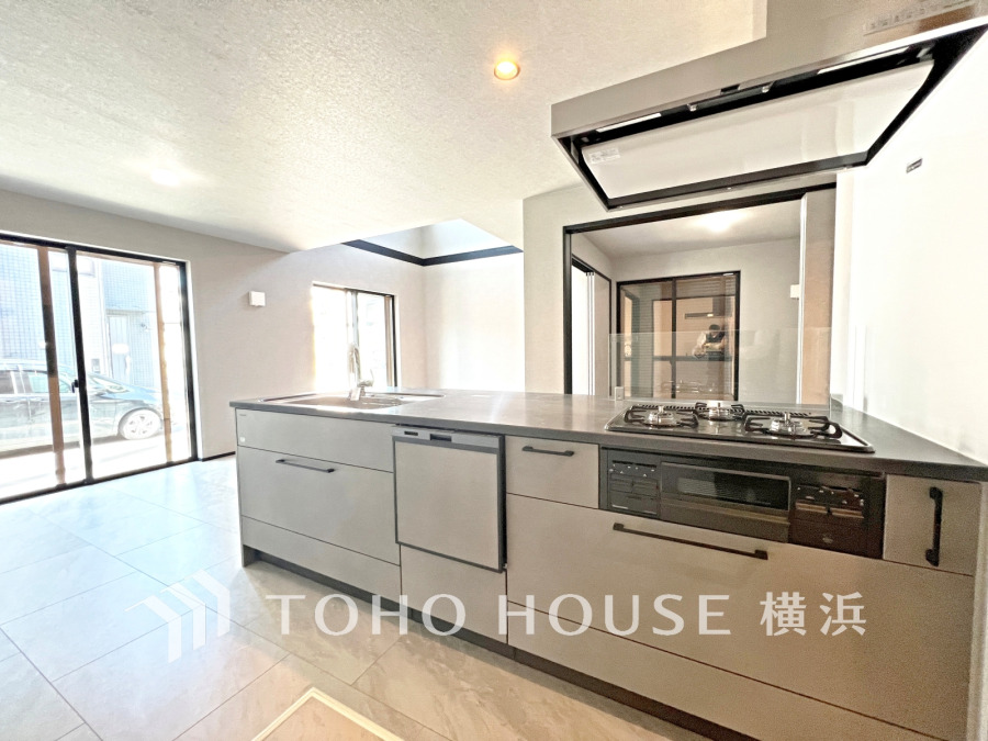 誰もが使いやすいデザインにこだわったキッチン。プライベートスペースを彩るインテリアとしての美と、快適な日常を支える機能性と強さがひとつになったキッチンです。