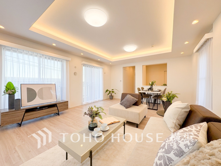 上質な時間を育む暮らしのメインステージ。広々22.1帖、天井高2.5ｍ超で開放感のある大空間です。