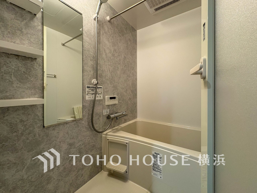 心地よいリラックスを叶える清潔感溢れる美しい空間。快適で機能的なバスルームです。
