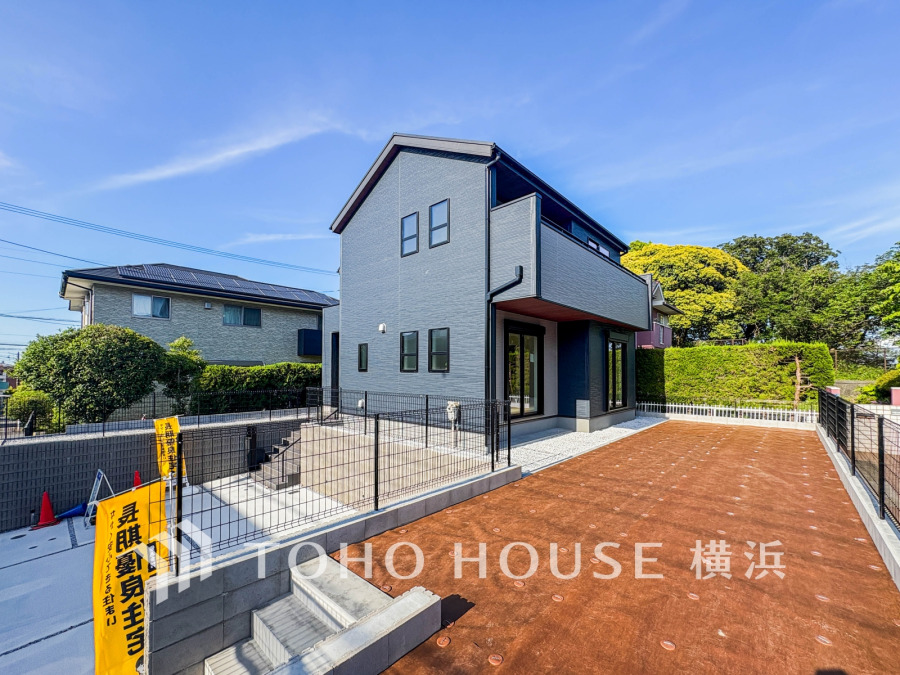 庭付き戸建という名にふさしいほど大きなお庭です。これだけの大きさがあれば花壇、家庭菜園、お子様の遊び場等、自由自在に利用できそうですね。