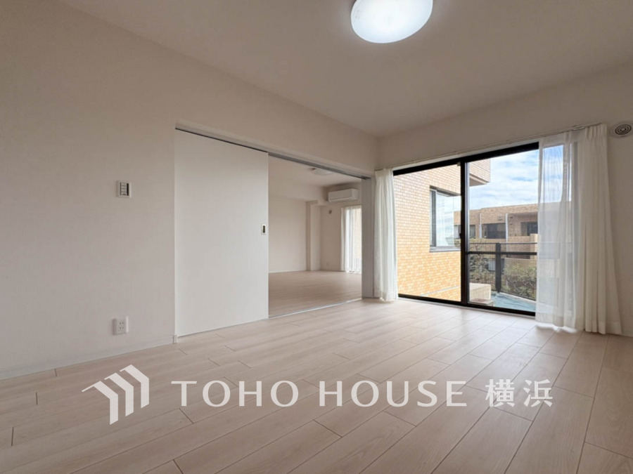 大きな窓からは快適な光を取り入れ、通気性能を上げる事で居心地の良い空間を演出します。多くの時間を過ごす住まいだからこそ、いつも快適な場所であるように心掛けています。